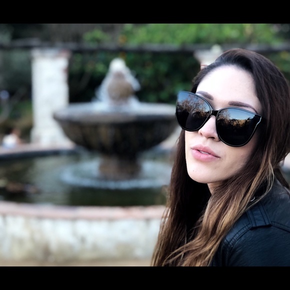 Meet your Posher, Dee - Picture 2 of 5